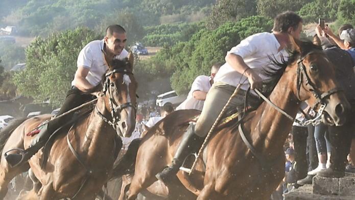Caschi e gilet all’Ardia, l’ira dei cavalieri: «Così diventa un carnevale»