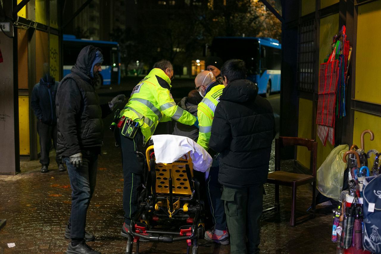 
	I soccorsi al commerciante ferito

