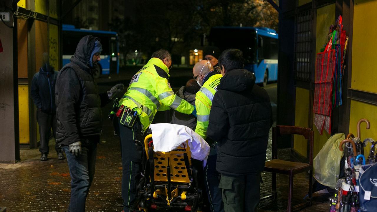 I soccorsi al commerciante ferito