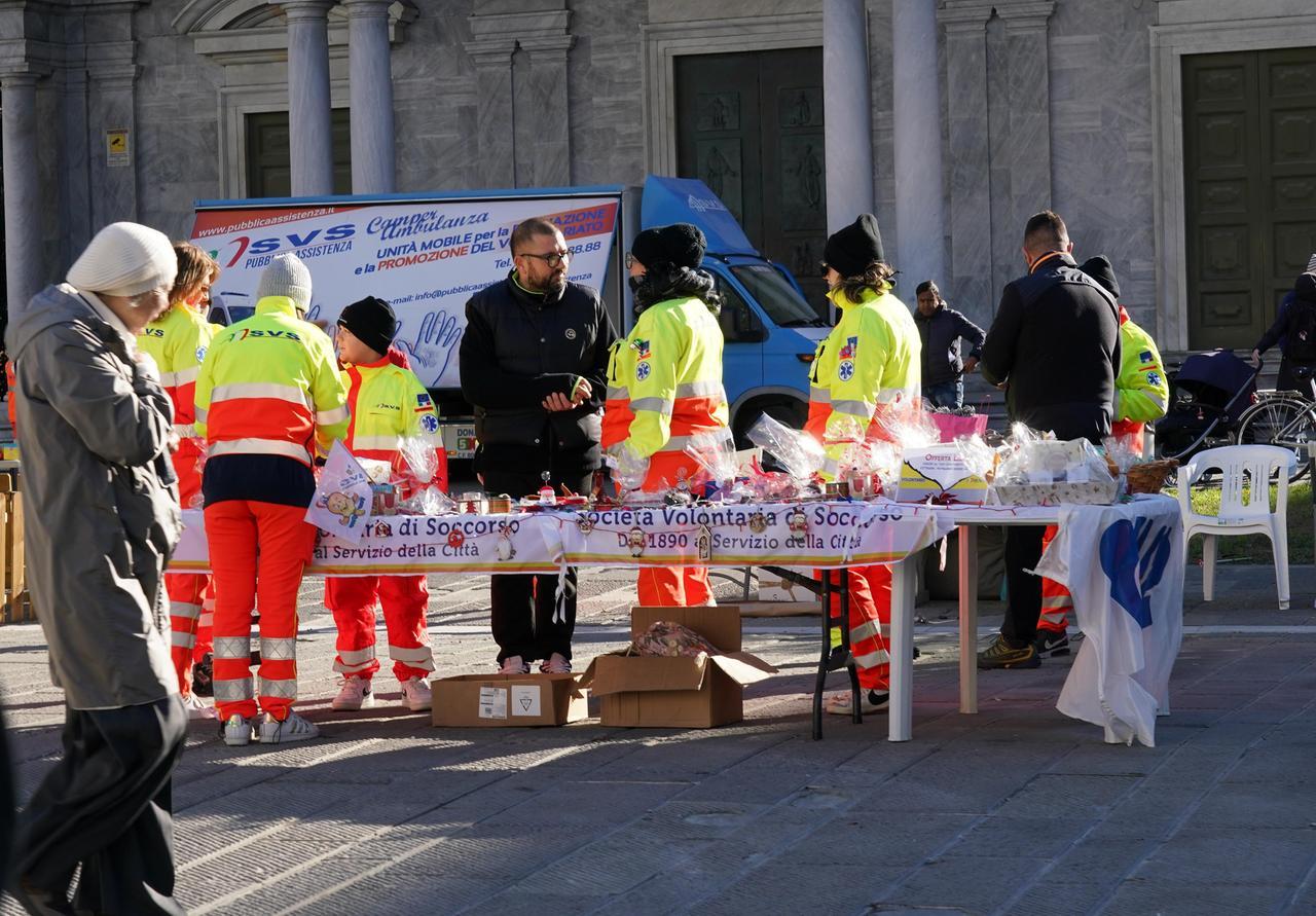 Livorno, in piazza Grande il villaggio Svs tra servizi medici gratuiti, prevenzione e poi arriva Babbo Natale