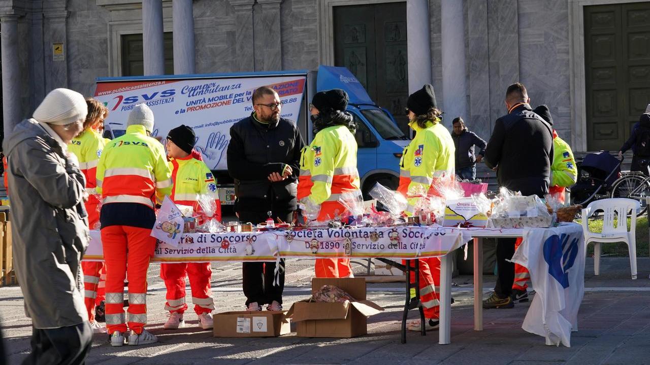 Livorno, in piazza Grande il villaggio Svs tra servizi medici gratuiti, prevenzione e poi arriva Babbo Natale
