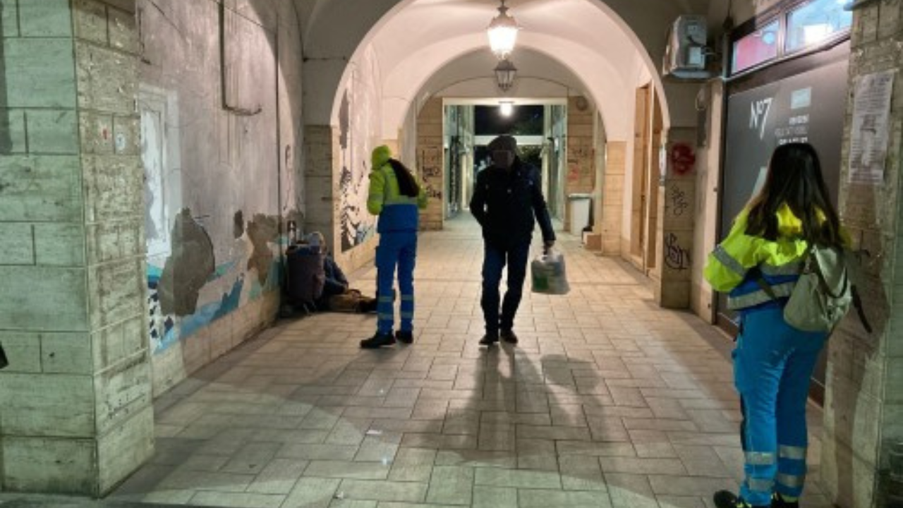 L’intervento ieri sera dei volontari dell’Unità di strada della Misericordia di Palazzi (fotoservizio Falorni/Silvi)