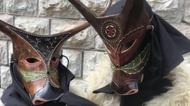 Le maschere di Ottana nel pre-gara tra Cagliari e Atalanta