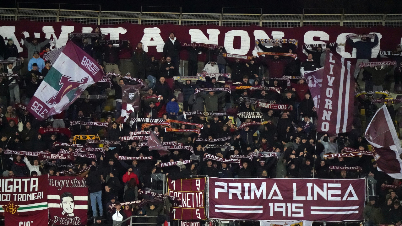 I tifosi del Livorno con i loro vessilli amaranto (foto Franco Silvi)