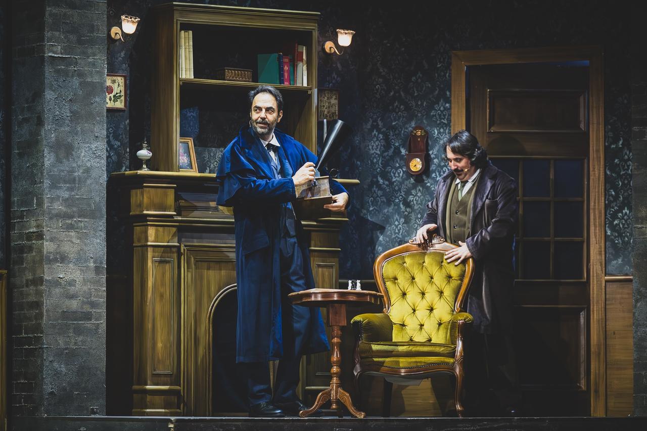 Neri Marcorè è Sherlock Holmes: «Il pubblico di certo non si annoierà»