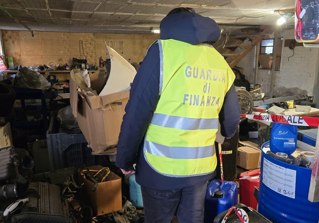 
	I controlli della Guardia di Finanza nell'autofficina

