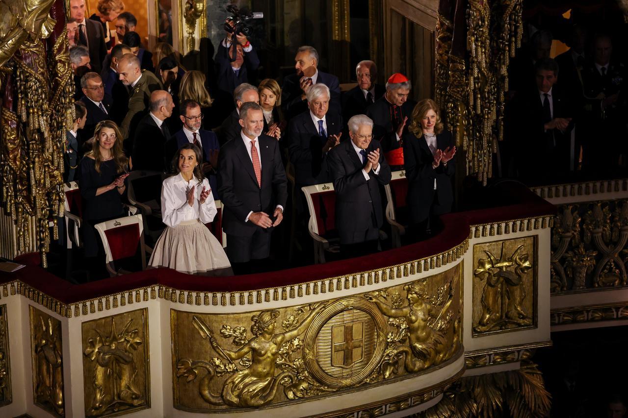 
	Il Presidente della Repubblica Sergio Mattarella coi reali di Spagna al teatro San Carlo di Napoli

