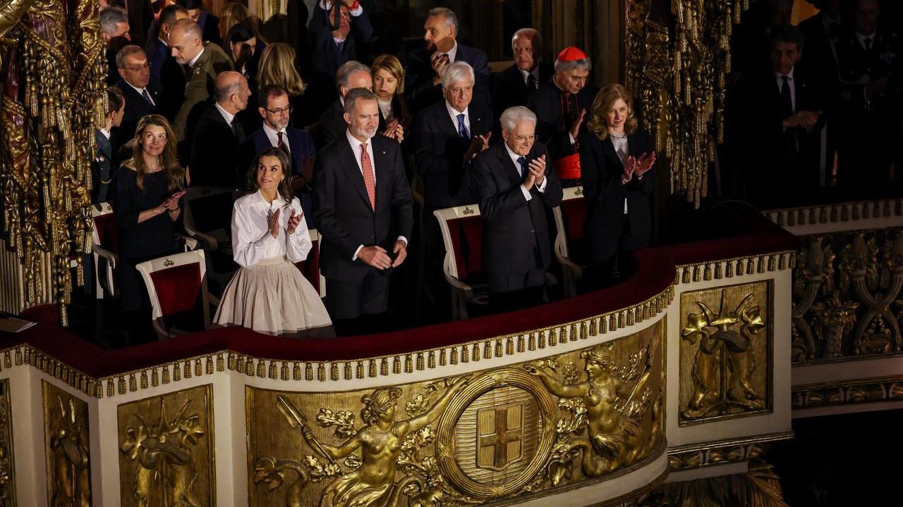 Il Presidente della Repubblica Sergio Mattarella coi reali di Spagna al teatro San Carlo di Napoli