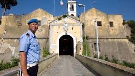 Notte di tensione in carcere a Porto Azzurro: detenuto appicca un incendio in cella