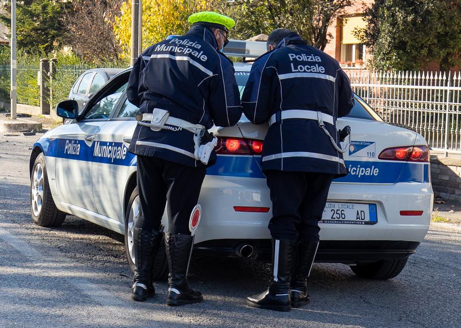 Ferrara, si chiude in auto e picchia gli agenti: arrestato