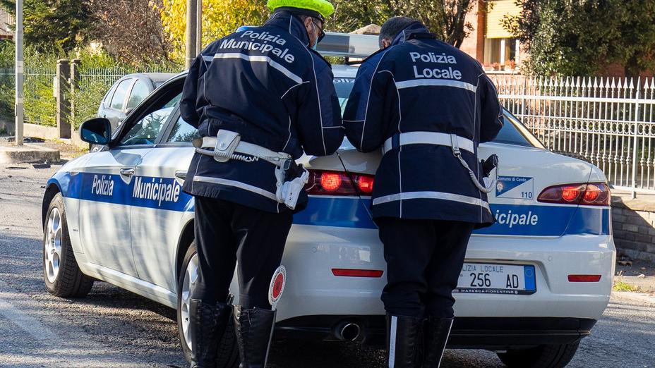 Ferrara, si chiude in auto e picchia gli agenti: arrestato