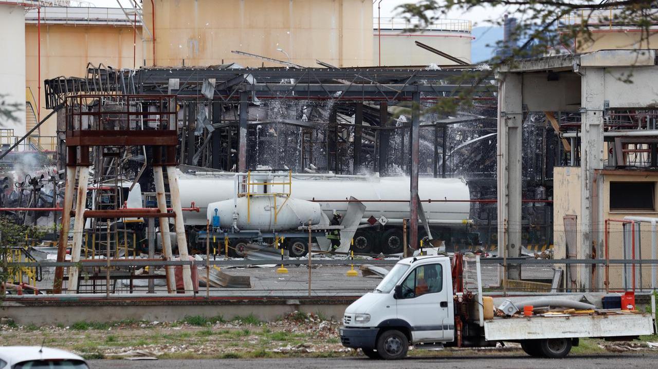I primi rilievi eseguiti all’interno del deposito Eni di Calenzano teatro della spaventosa esplosione
