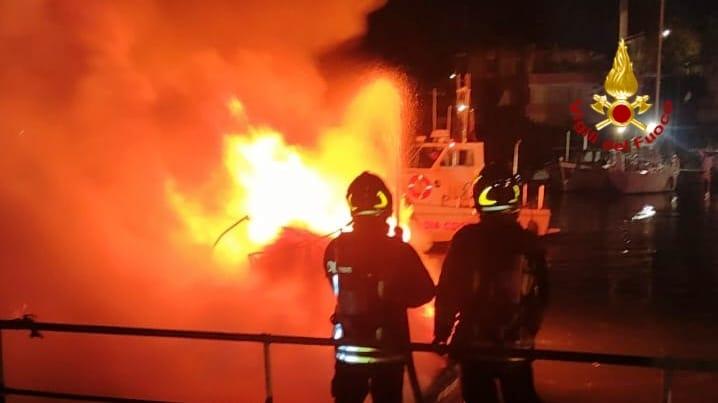 Incendio al porto turistico di Fertilia: a fuoco tre barche e un gommone