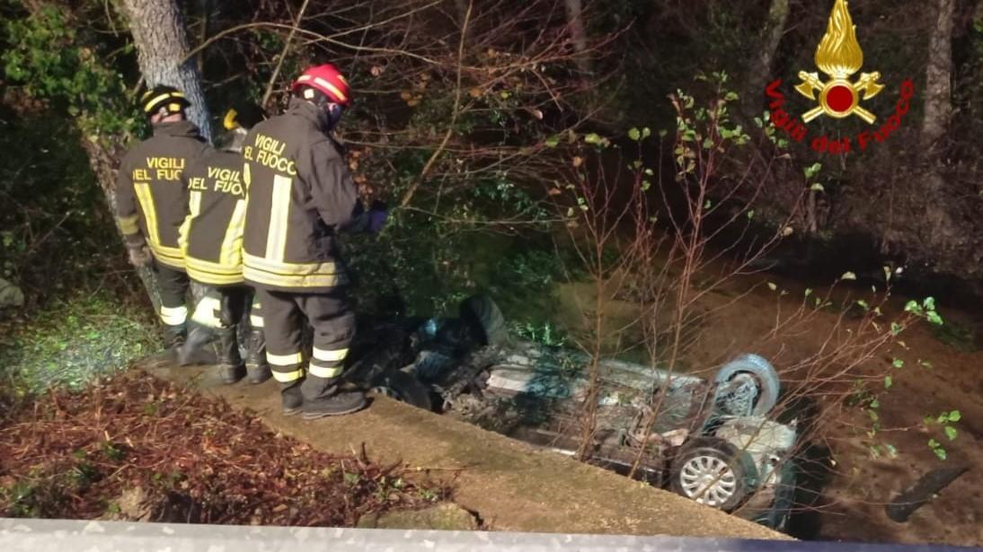 Auto con tre ragazzi esce di strada e finisce nel torrente
