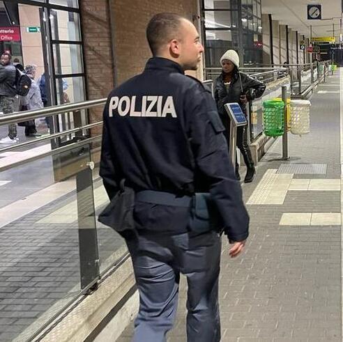Pesta due rider con una spranga: arrestato
