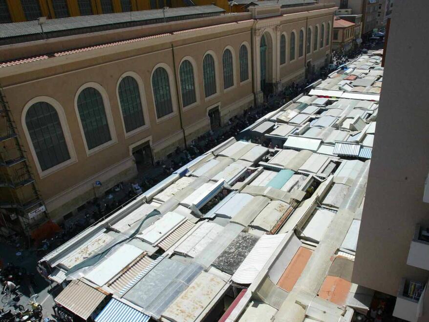 
	Una vista aerea del mercato di piazza Buontalenti (foto d'archivio)

