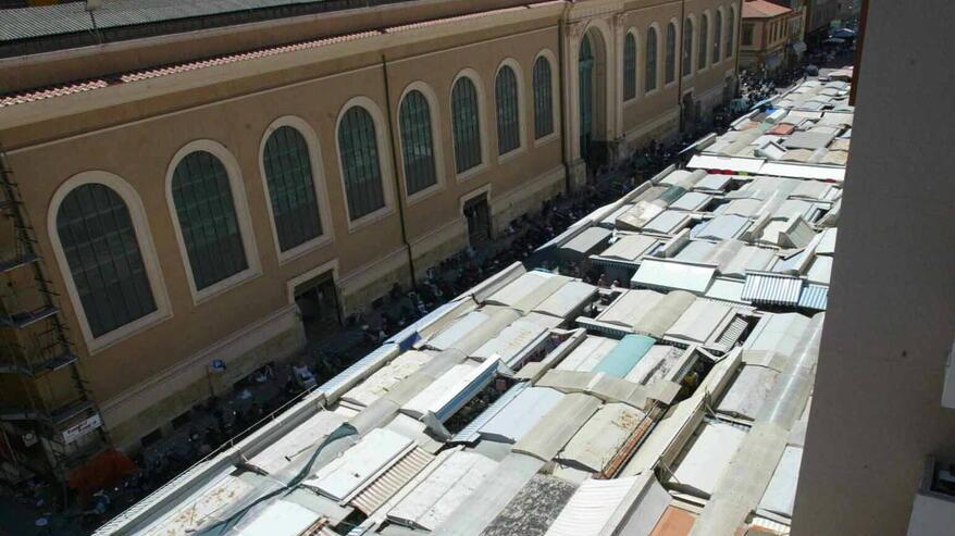 Una vista aerea del mercato di piazza Buontalenti (foto d'archivio)