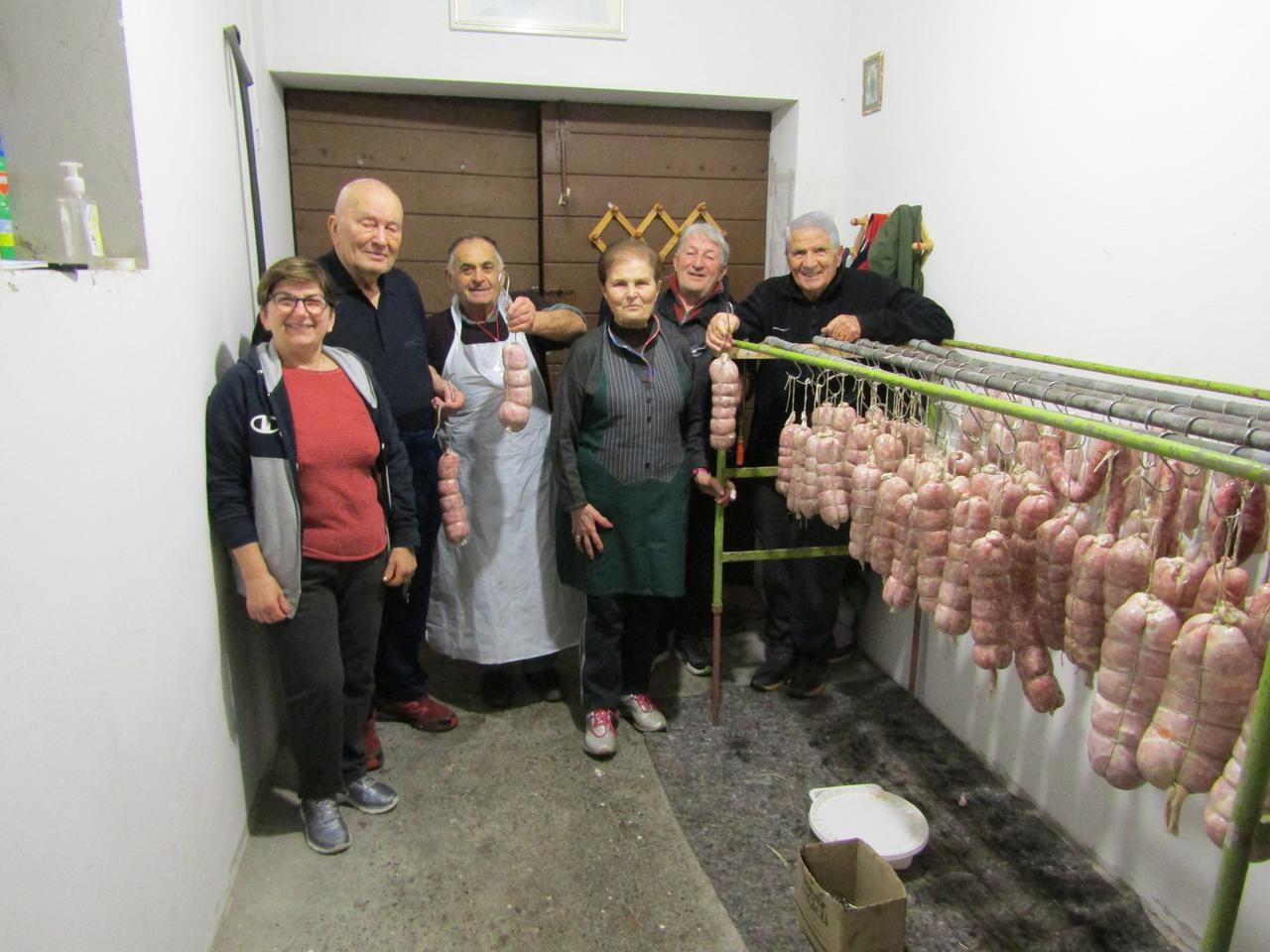 A Vigarano c’è ancora chi fa i salami in casa: «Passione per la tradizione»