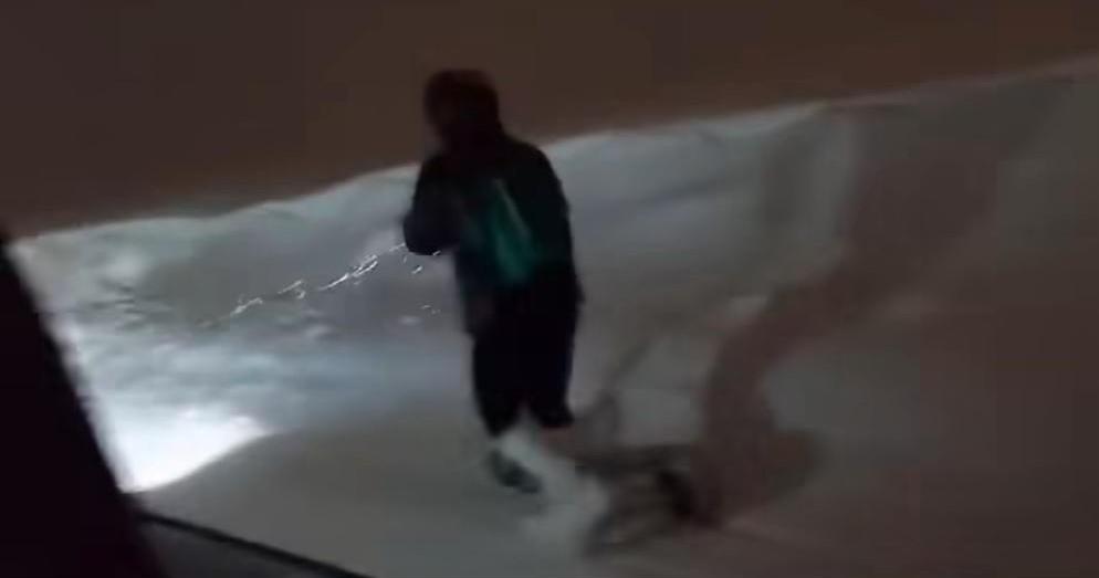 Pavullo, con il monopattino sulla neve durante la bufera: il video diventa virale