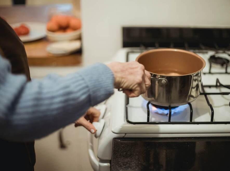 Carpi, «Contatori del gas non sostituiti, da quasi un mese viviamo al freddo. Speriamo di passare il Natale al caldo»