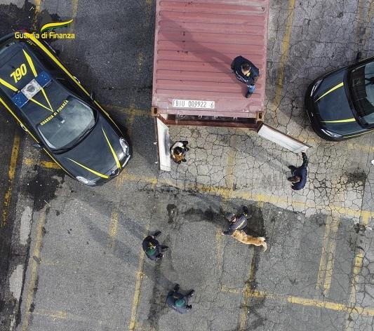Un recupero di droga da parte della guardia di finanza sul porto di Livorno (foto d'archivio)