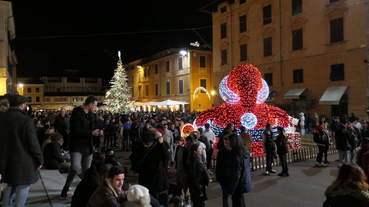 
	Il Camel Ponce richiama ogni anno migliaia di persone da tutta la Versilia nelle strade e nelle piazze del centro storico la notte del 24 dicembre

