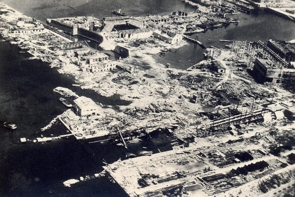 
	Il porto di Livorno devastato dalle bombe

