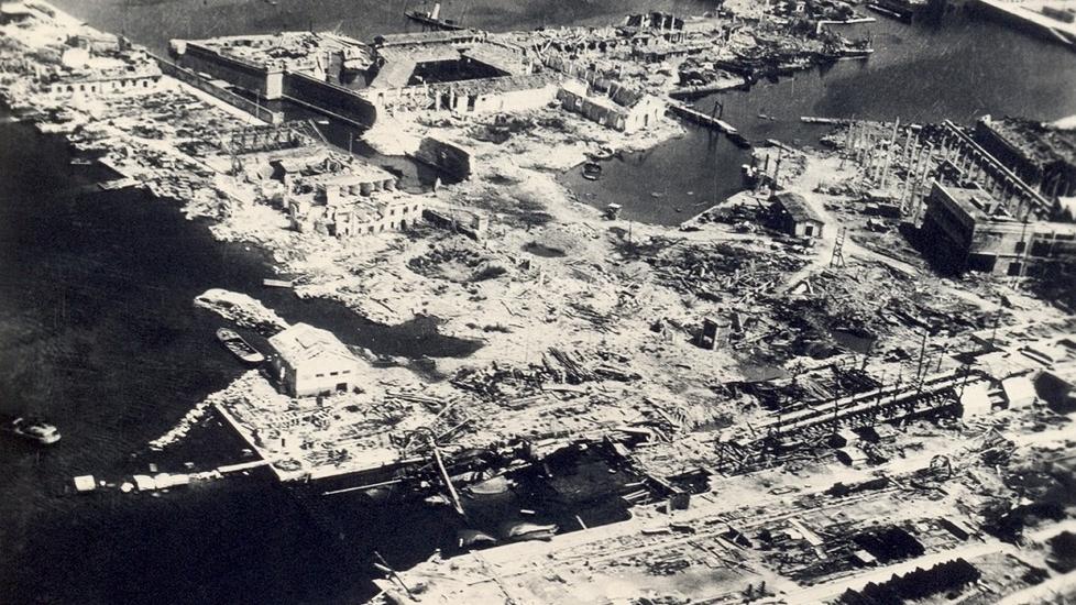 Il porto di Livorno devastato dalle bombe