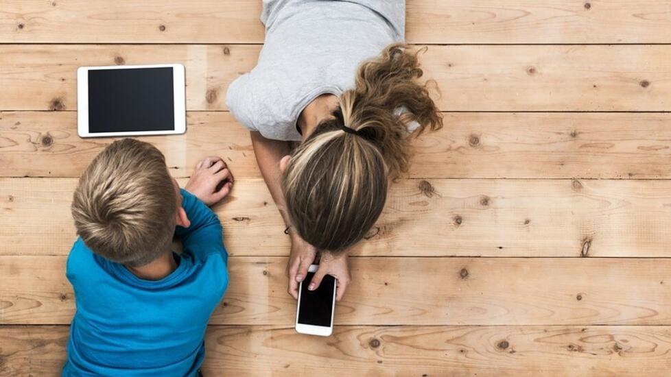 Social utili, ma non devono essere usati troppo presto: possono cancellare empatia, emozioni e sentimenti