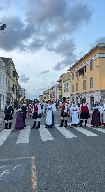 Il ballo sardo è una bella tradizione ragazzi e ragazze provate per credere