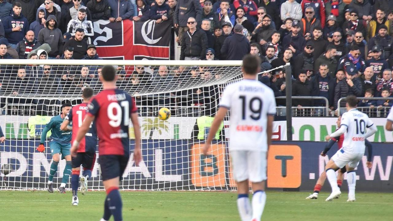 <strong>Nicolò Zaniolo</strong> ha appena colpito la palla che finirà allae spalle di Sherri (foto di Mario Rosas)