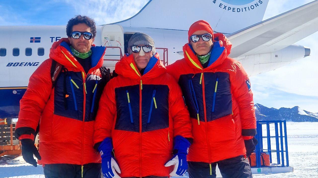 
	Andrea Lacorte al centro con i suoi compagni di traversata

