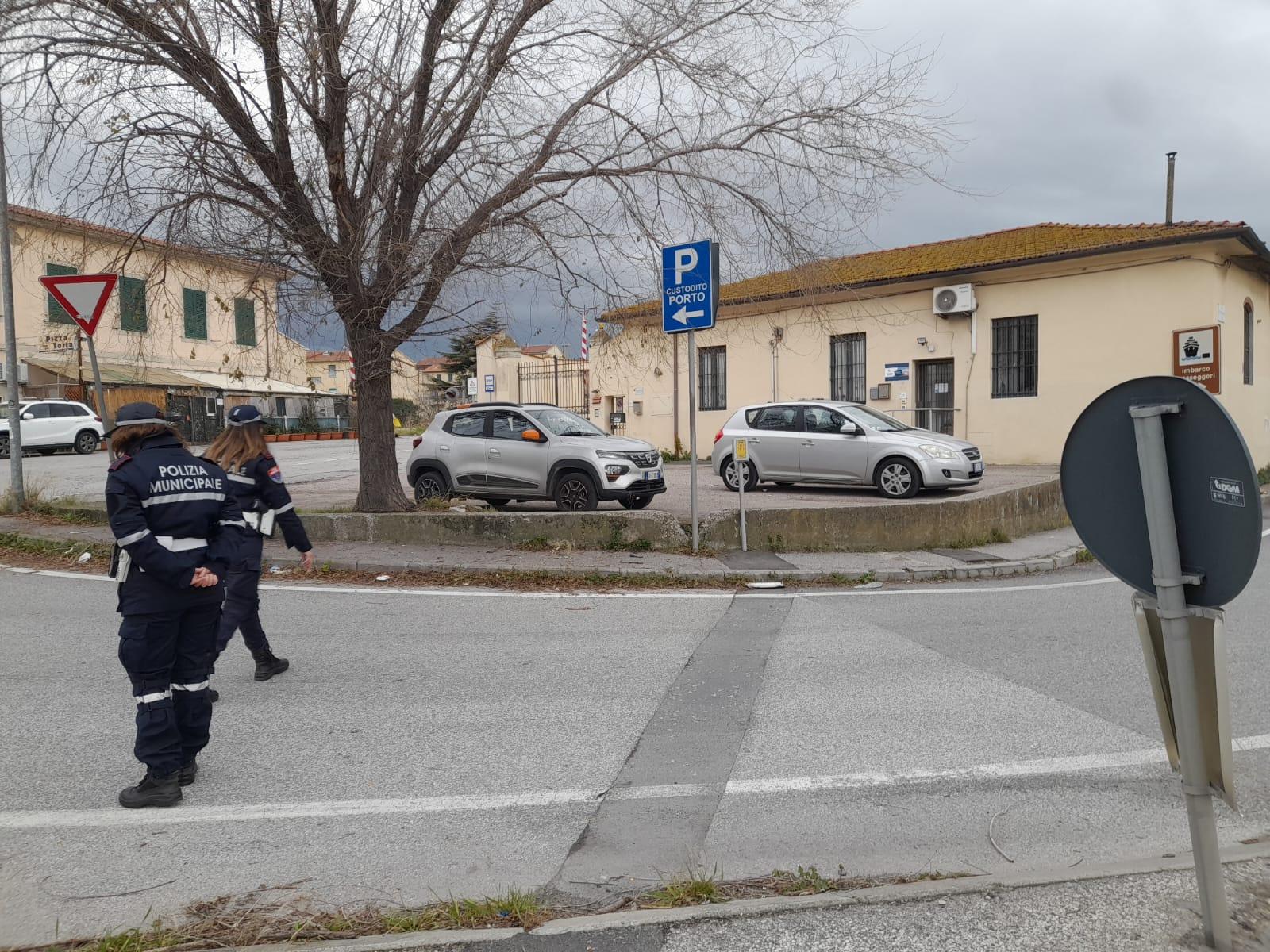 La polizia municipale all'incrocio dove si è verificato l'incidente