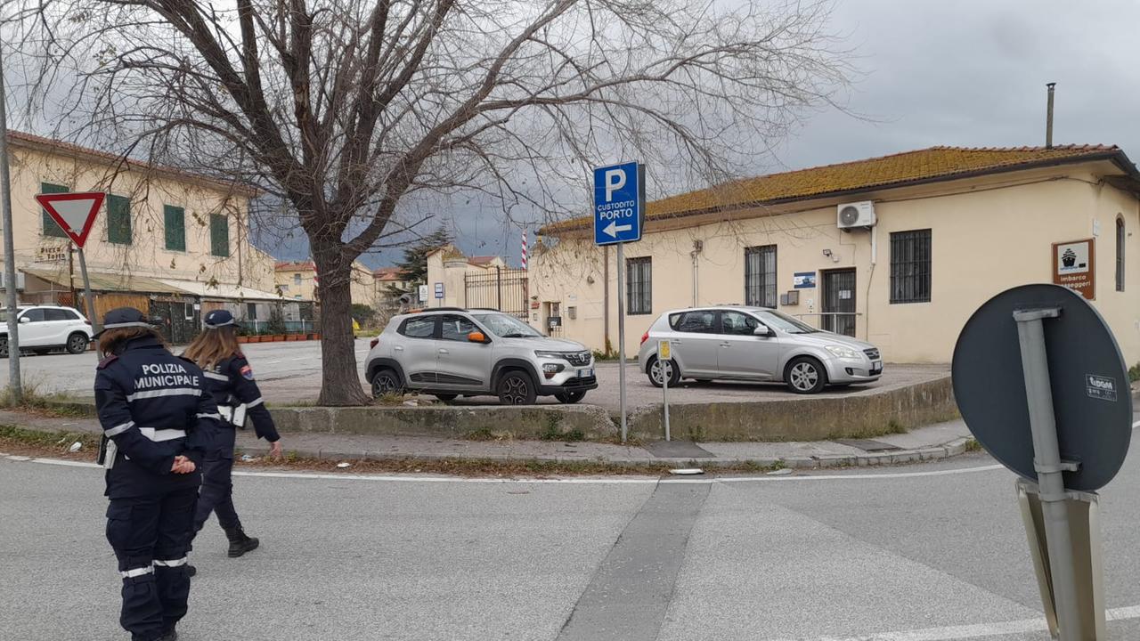 La polizia municipale all'incrocio dove si è verificato l'incidente