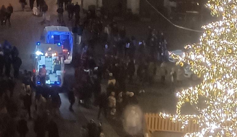 Ferrara, si volta per guardare l'albero di Natale e si lussa una rotula