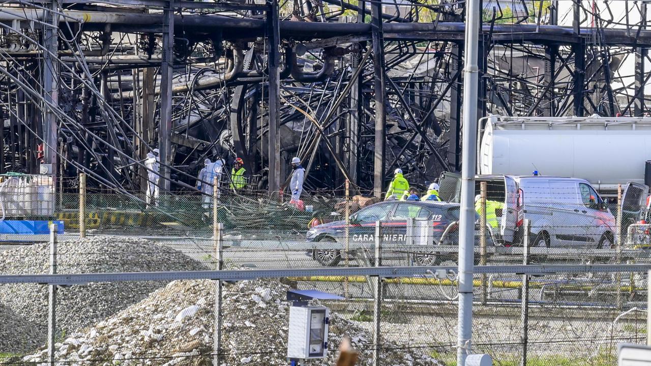 Il deposito Eni di Calenzano dopo l'esplosione