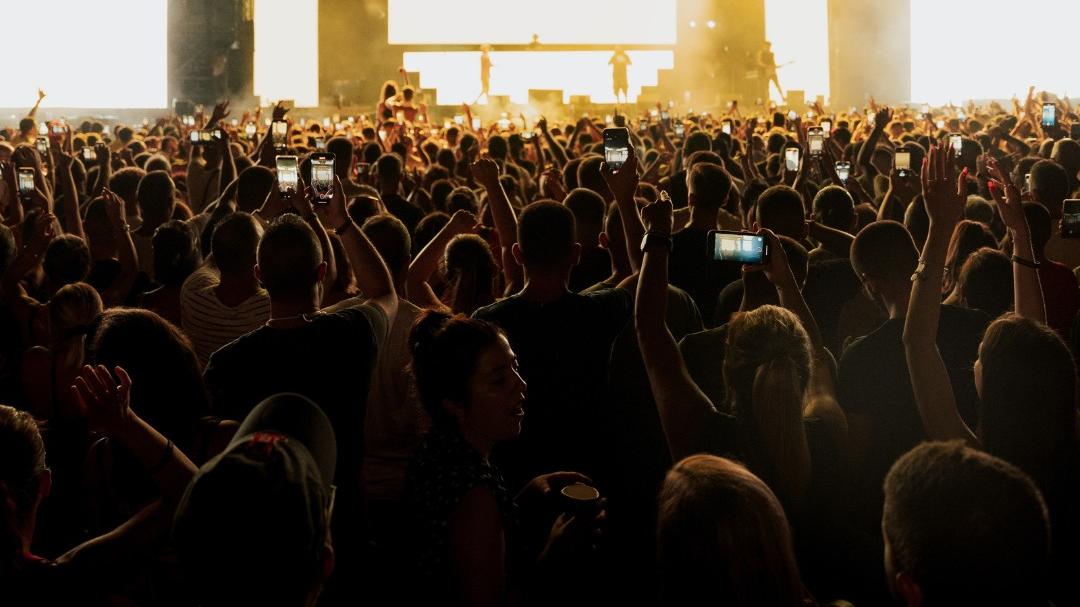 Non mani, non occhi ma una foresta di smartphone: anche il pubblico dei concerti schiavo dei social media<br type="_moz" />