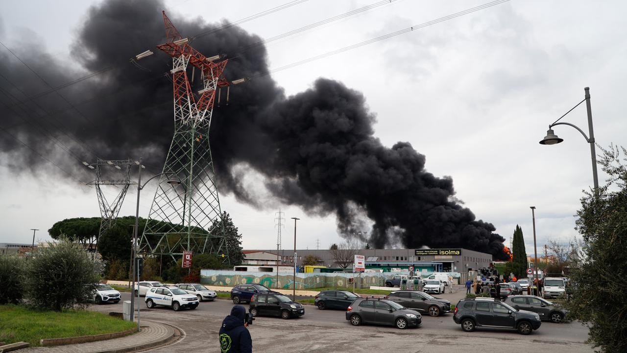 L'incendio dopo l'esplosione al deposito Eni di Calenzano
