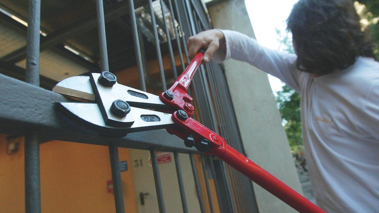 <br />
In alto un malvivente mentre distrugge un’inferriata con delle tronchesi (foto d’archivio / Agenzia Franco Silvi)