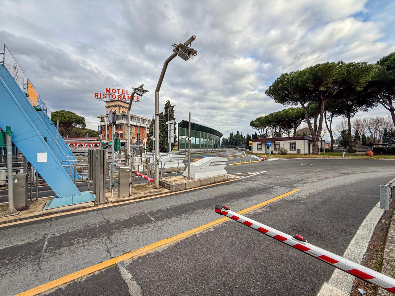 
	Il casello dove &egrave; entrata la donna (foto Nucci)

