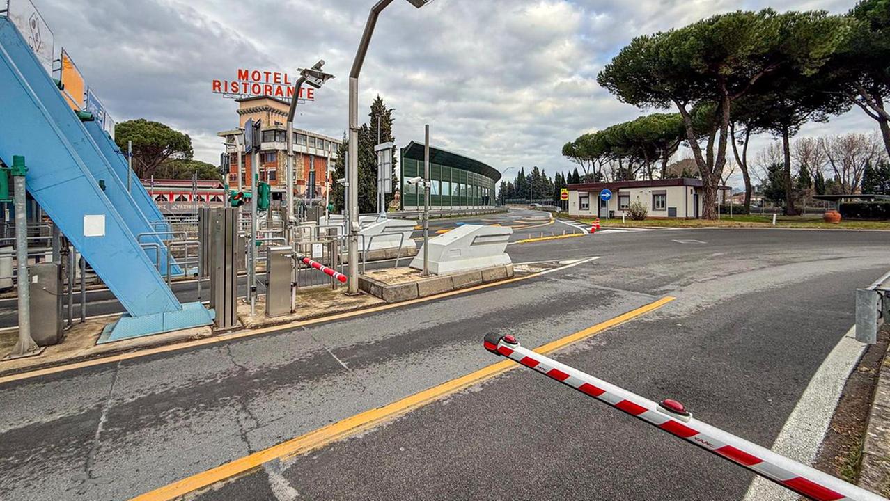Il casello dove è entrata la donna (foto Nucci)