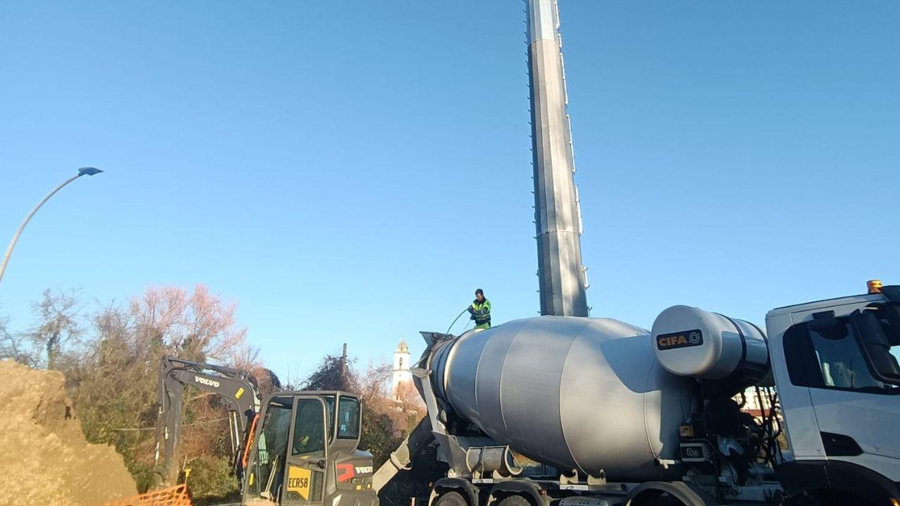 Il cantiere in via Val Pusteria per l’installazione di un secondo ripetitore telefonico