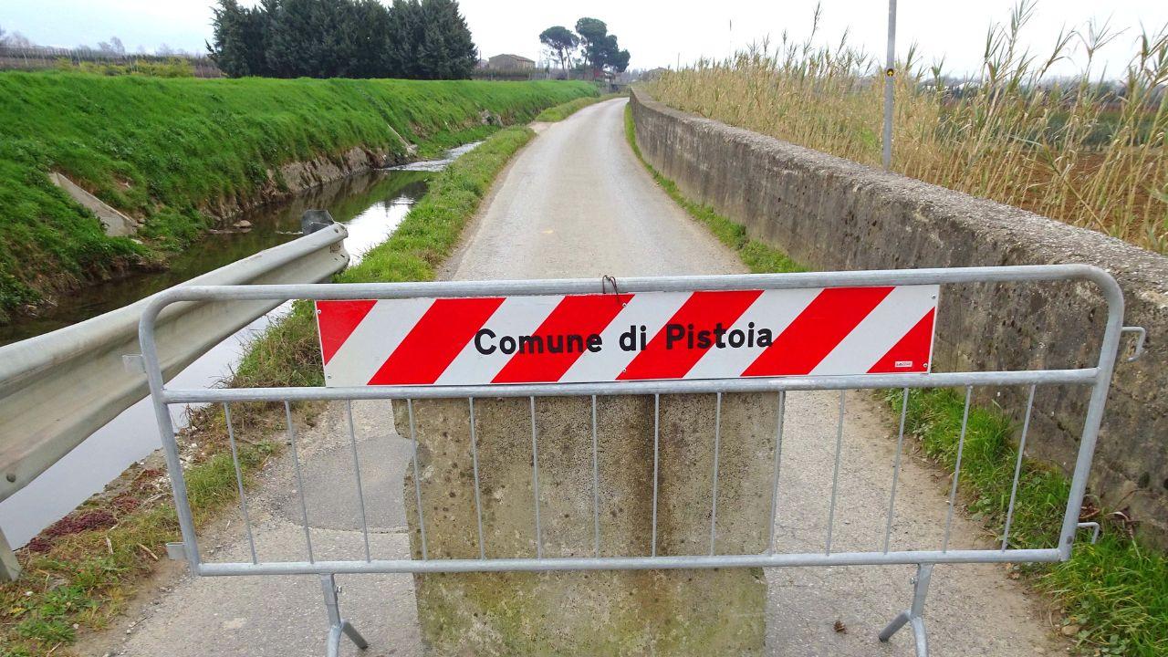 Uno dei blocchi di cemento che chiudono la strada da sei anni