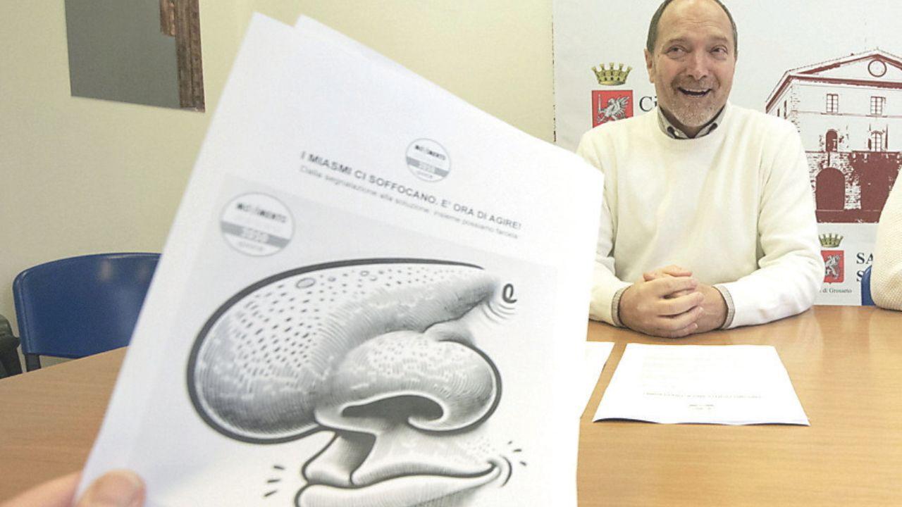 <br />
Giacomo Gori con il disegno che reclamizza l’iniziativa
