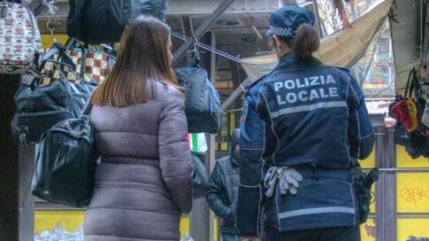 Commerciante pestato da un ladro. Camporota in visita all’autostazione