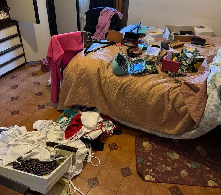 Tapparella forzata e finestra distrutta a Marano: «La casa era sottosopra»