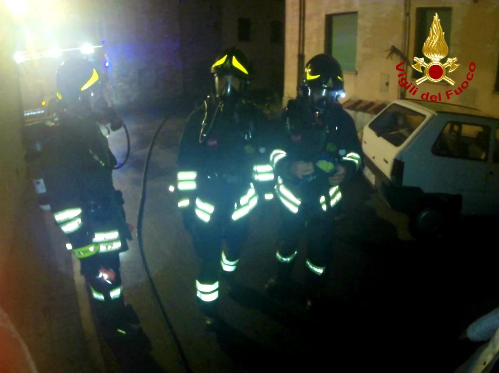 Casa a fuoco, salvati cane e gatto