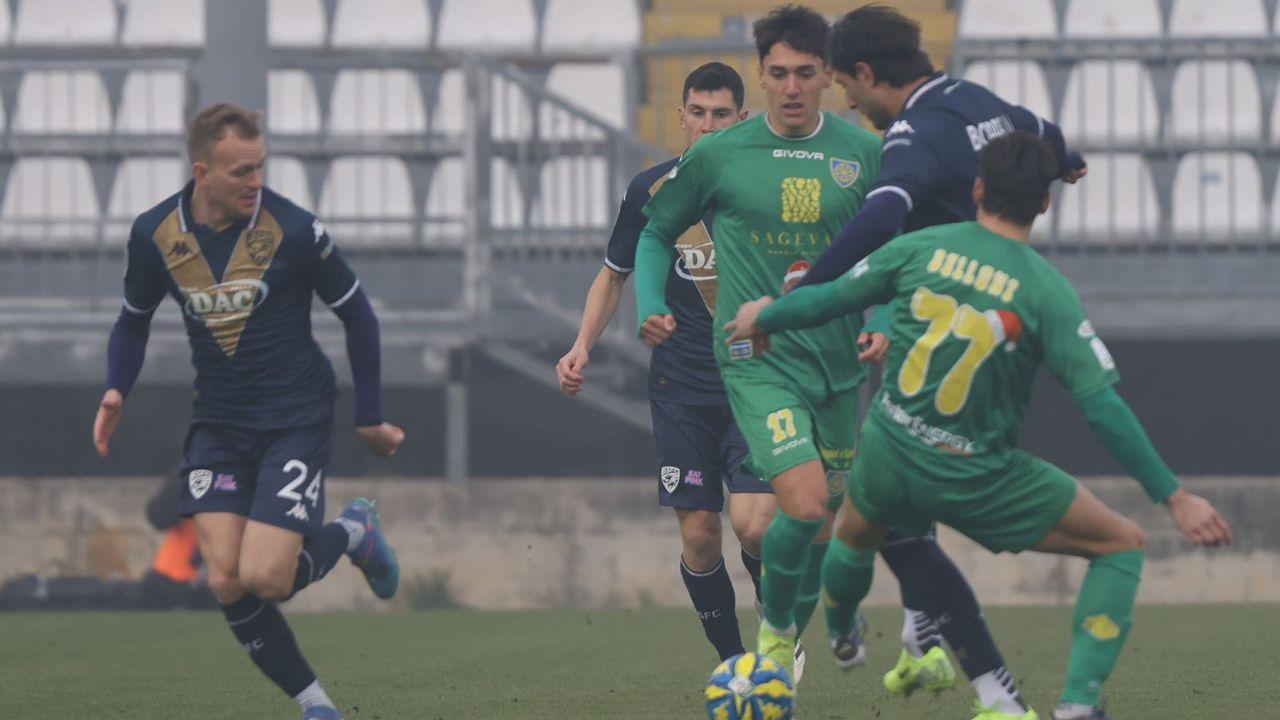 Un'azione del match (foto Carrarese calcio)
