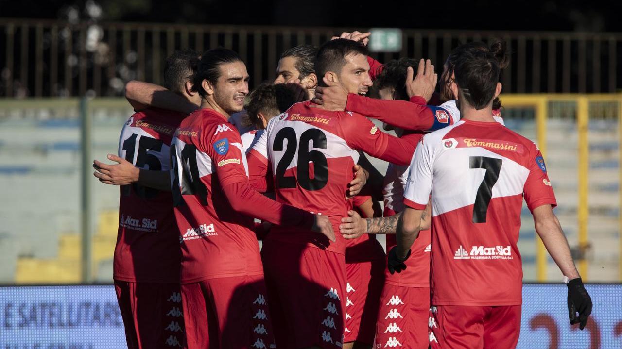 L'esultanza dei biancorossi (foto Agenzia Bf)