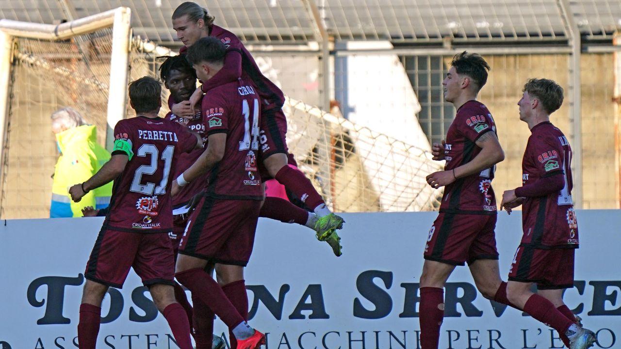 L'esultanza di Italeng dopo il primo gol del Pontedera (Foto di Franco Silvi)